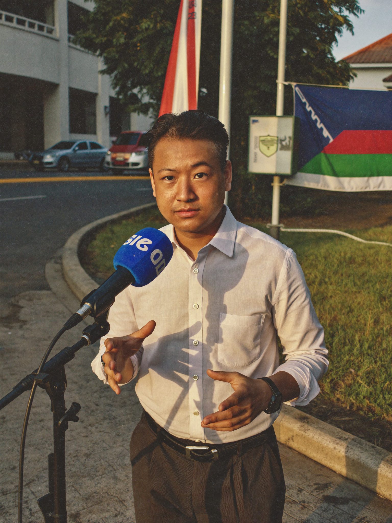 Jurnalis Wirawan Siaran melaporkan langsung dari lapangan