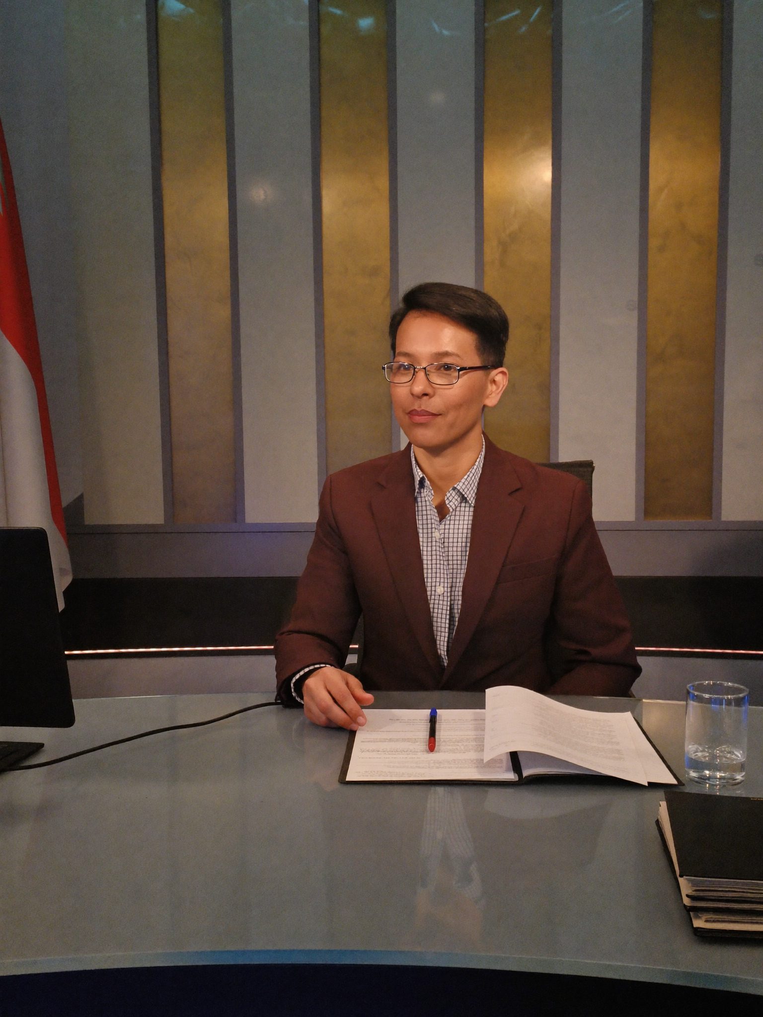 Presenter berita Wirawan Siaran di meja siaran