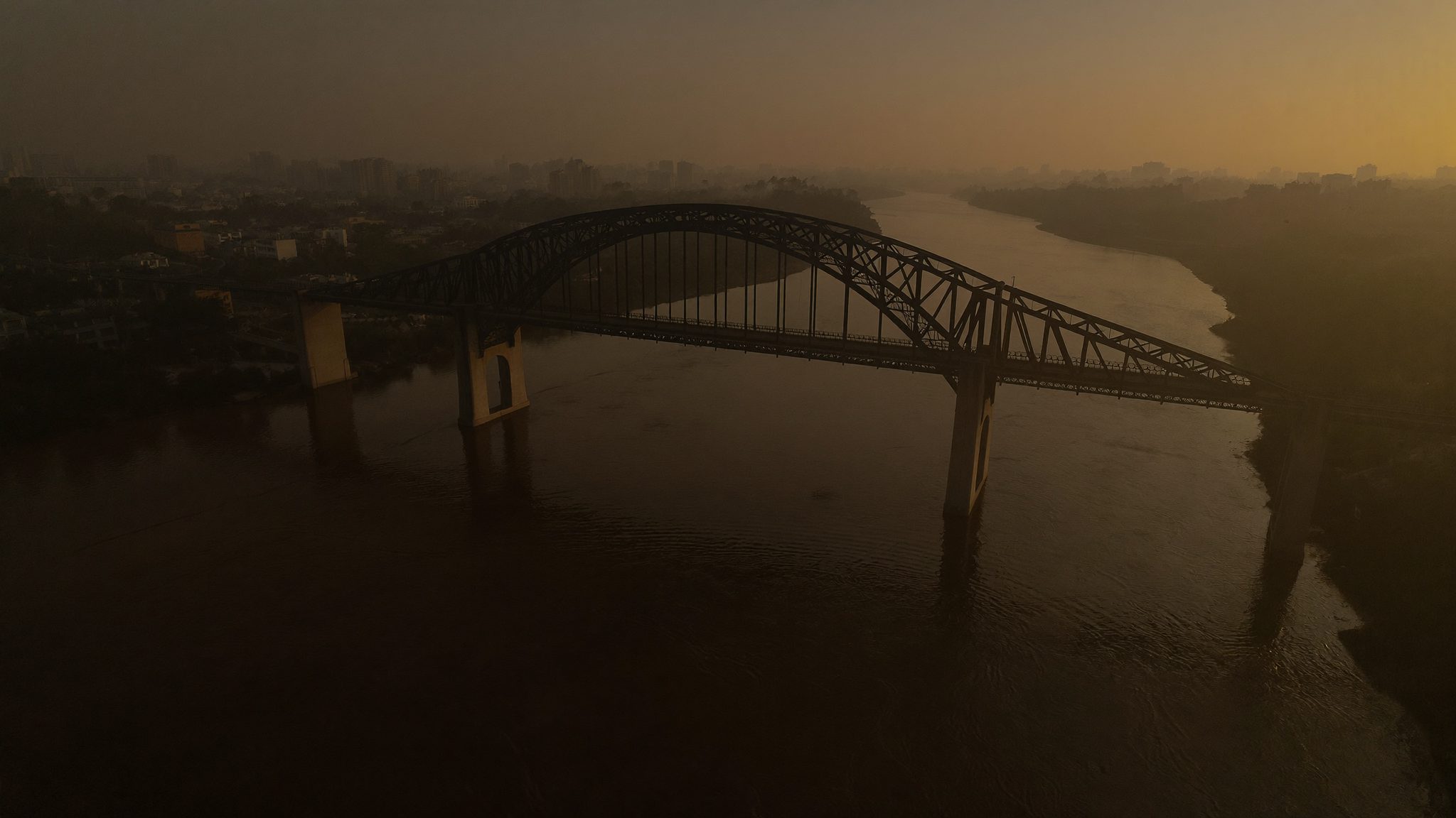 Jembatan Ampera Palembang saat senja, disiarkan oleh Wirawan Siaran